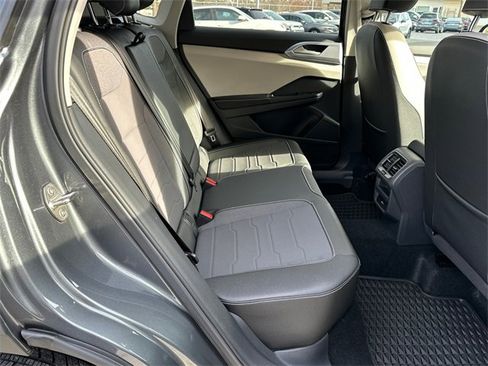 Used 2025 Volkswagen Taos SE image 15