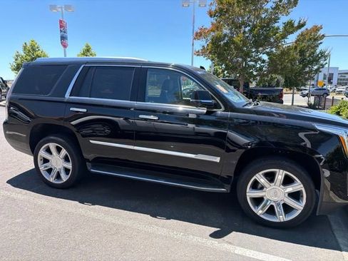 Used 2018 Cadillac Escalade Luxury RWD image 3