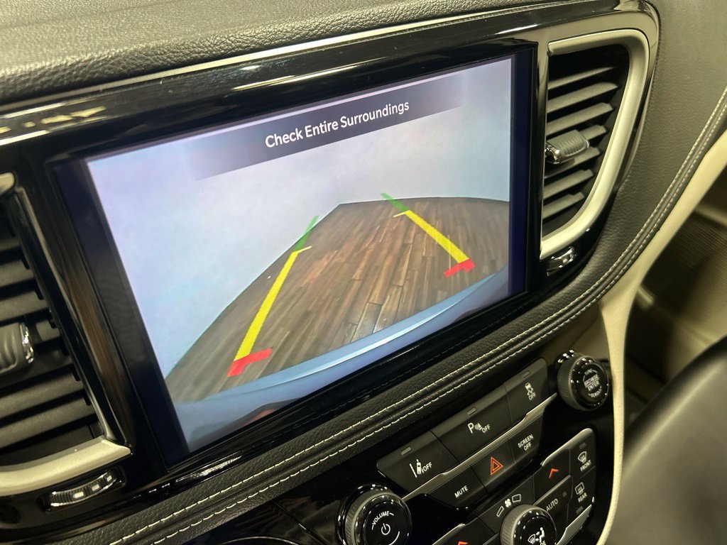 Used 2024 Chrysler Pacifica Limited FWD image 44