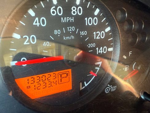 Used 2010 Nissan Frontier SE image 12