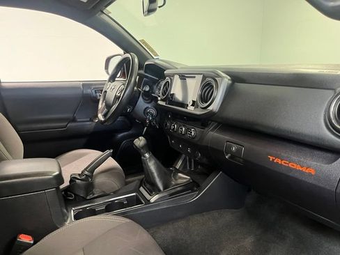 Used 2017 Toyota Tacoma TRD Sport w/ Tow Package AWD/4WD image 11