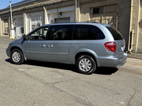 Used 2006 Chrysler Town & Country Touring image 6