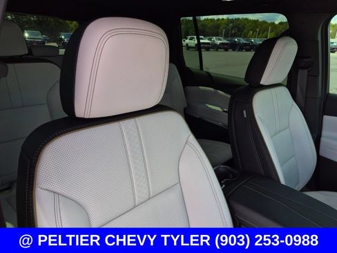Used 2025 Chevrolet Traverse High Country FWD image 13