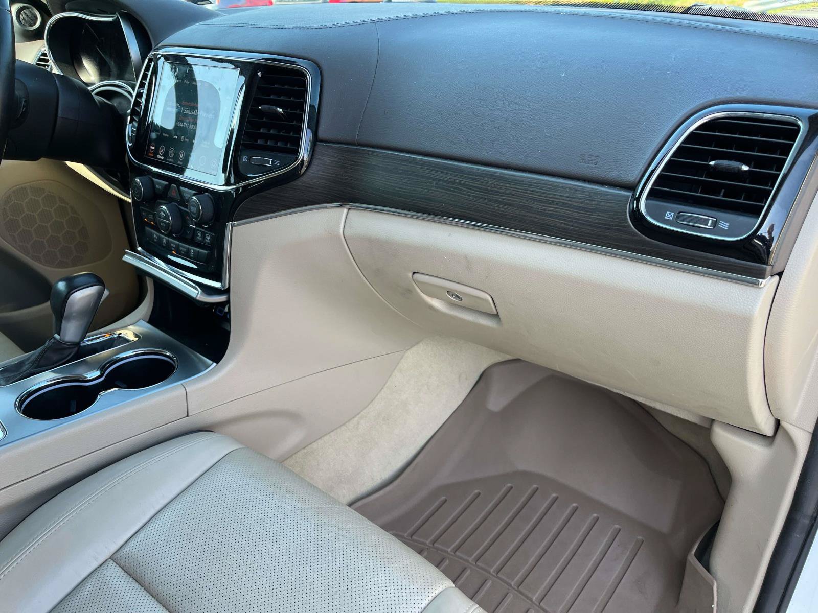 Used 2020 Jeep Grand Cherokee Overland AWD/4WD image 25