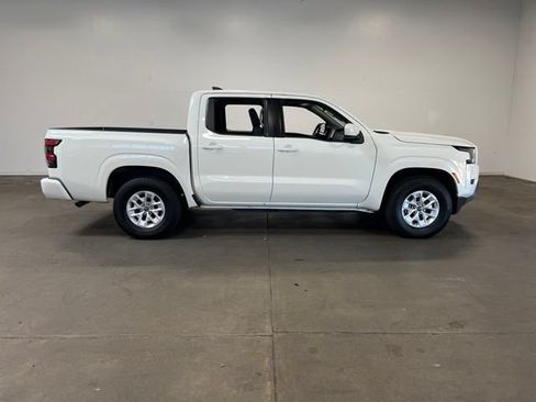 Used 2024 Nissan Frontier SV RWD image 2