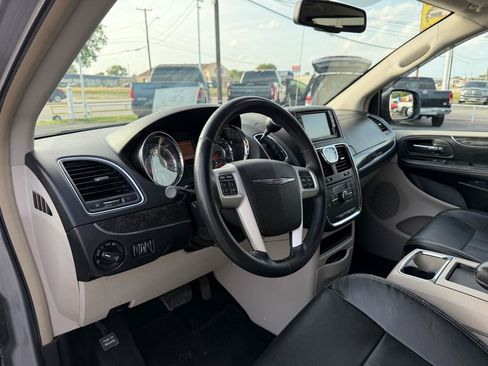 Used 2015 Chrysler Town & Country Touring FWD image 9