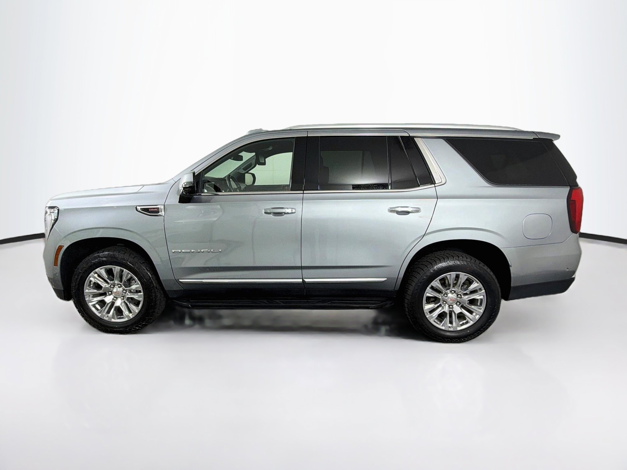 Used 2025 GMC Yukon Denali RWD image 4