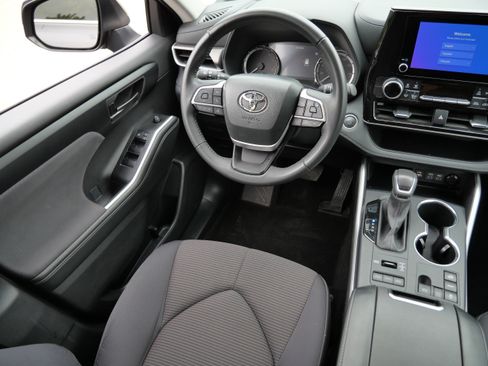 Certified 2025 Toyota Highlander LE AWD/4WD image 10