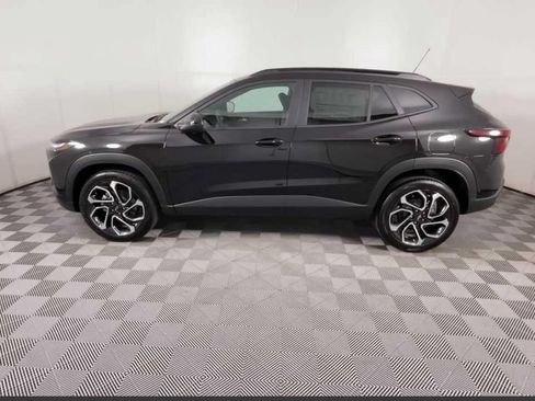 Certified 2025 Chevrolet Trax RS w/ Sunroof Package FWD image 5