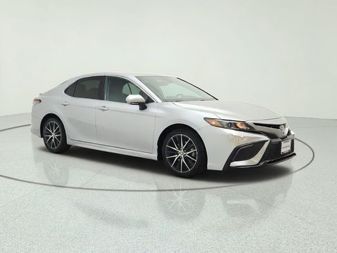 Used 2024 Toyota Camry SE w/ Convenience Package FWD image 3