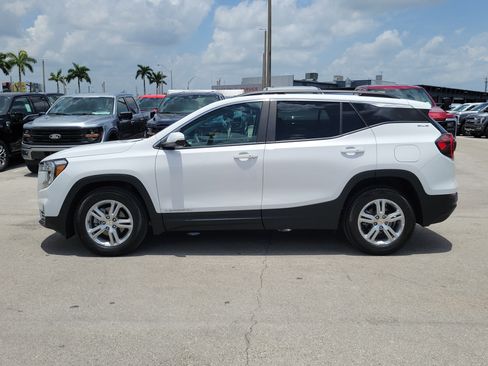 Used 2024 GMC Terrain SLE w/ Driver Convenience Package FWD image 8