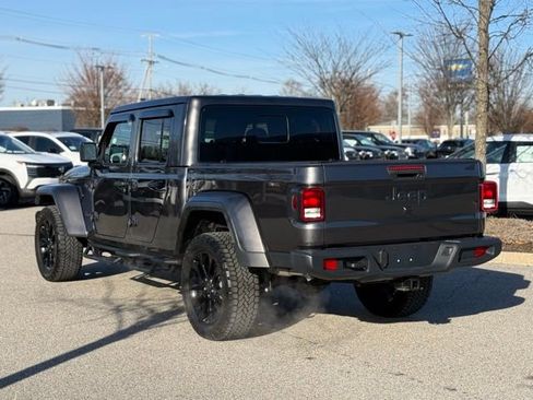 Used 2025 Jeep Gladiator Sport image 7