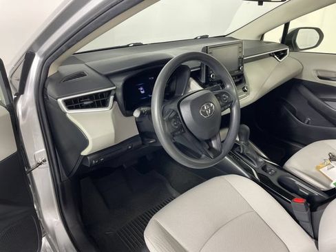 Used 2022 Toyota Corolla LE FWD image 3