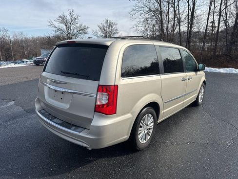 Used 2015 Chrysler Town & Country Touring-L w/ Driver Convenience Group image 4