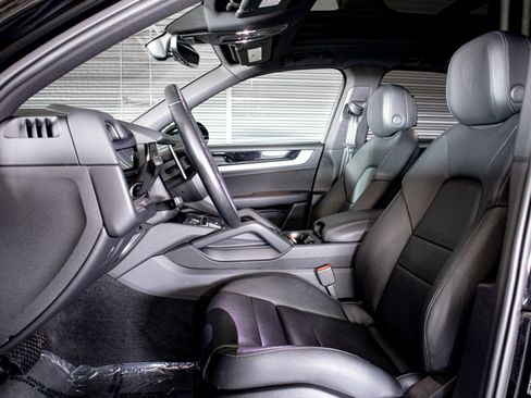 Certified 2024 Porsche Cayenne AWD/4WD image 5