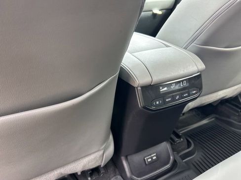 Used 2024 Toyota Highlander XLE AWD/4WD image 12