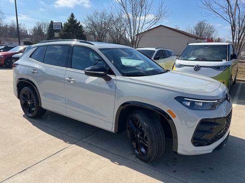 New 2026 Volkswagen Tiguan SE R-Line AWD/4WD image 1
