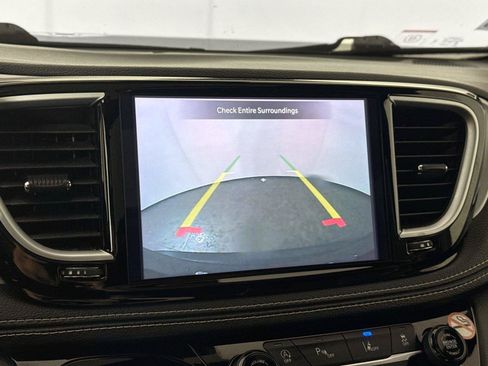 Used 2025 Chrysler Pacifica Limited FWD image 26