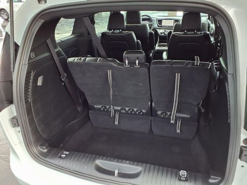 Used 2025 Chrysler Pacifica Limited FWD image 28