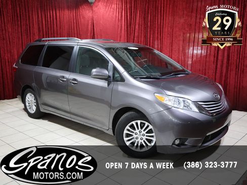Used 2017 Toyota Sienna XLE image 1