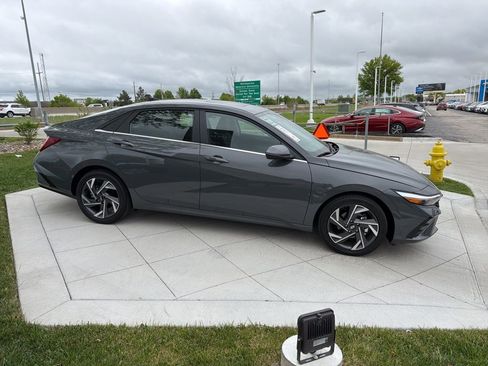 New 2026 Hyundai Elantra Limited FWD image 6