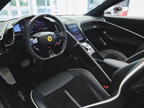 Used 2024 Ferrari Roma Spider image 9