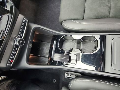 Certified 2022 Volvo XC40 P8 Recharge Plus image 35