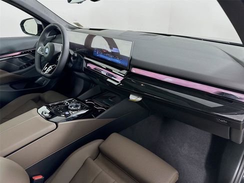 New 2026 BMW 550e xDrive w/ Executive Package image 31