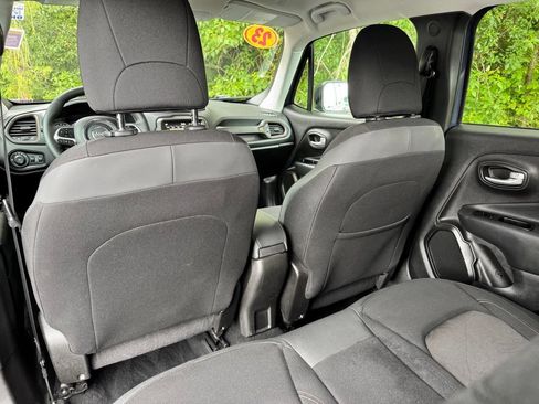 Used 2023 Jeep Renegade Latitude AWD/4WD image 13