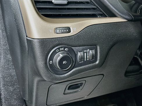 Used 2014 Jeep Cherokee Latitude w/ Cold Weather Group FWD image 10