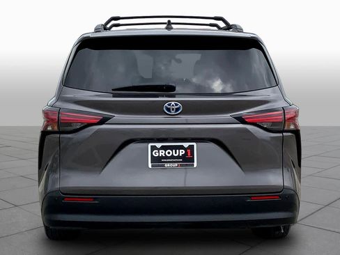 Used 2021 Toyota Sienna XLE image 5