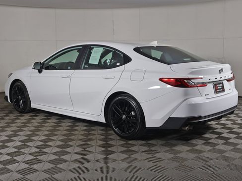 Used 2025 Toyota Camry SE image 7
