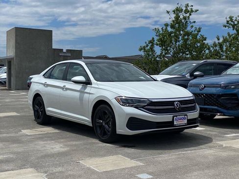 Certified 2024 Volkswagen Jetta SE w/ Panoramic Sunroof Package FWD image 1