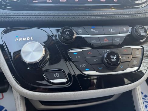 Used 2023 Chrysler Pacifica Limited image 18