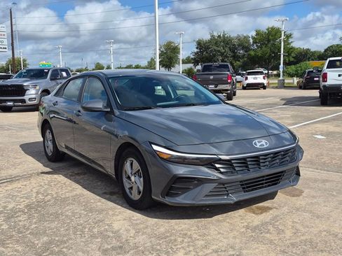 Used 2026 Hyundai Elantra SE FWD image 3