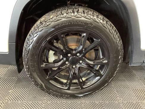 Used 2019 Jeep Cherokee Limited AWD/4WD image 3