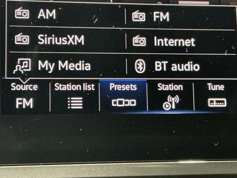 Used 2021 Volkswagen Tiguan SE w/ Panoramic Sunroof Package image 16