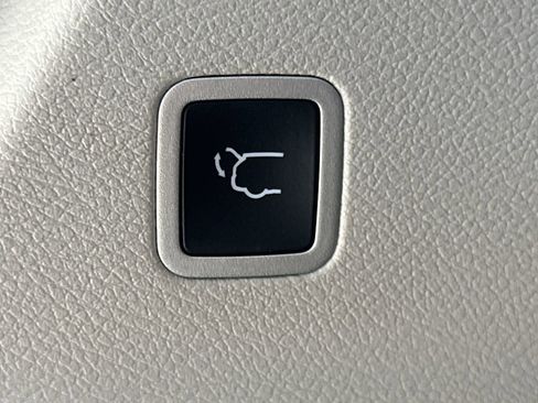 Used 2023 Chrysler Pacifica Touring-L image 19