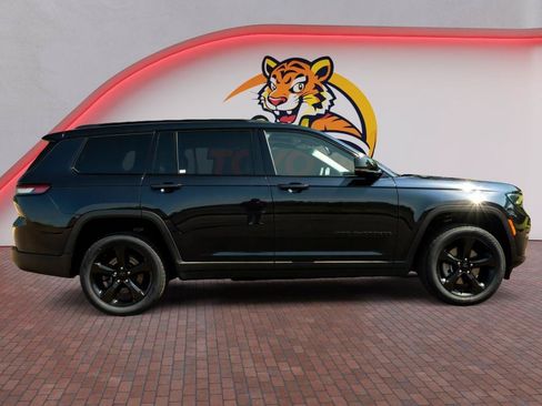 Used 2023 Jeep Grand Cherokee L Limited w/ Black Appearance Package AWD/4WD image 4