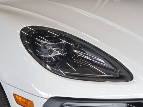 Certified 2025 Porsche Macan image 30