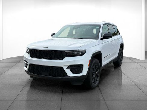 Used 2024 Jeep Grand Cherokee Altitude AWD/4WD image 3