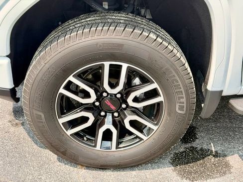 Used 2024 GMC Sierra 1500 AT4 w/ Technology Package AWD/4WD image 32