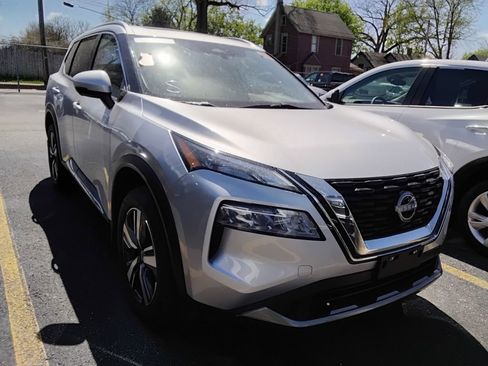 Used 2023 Nissan Rogue SL image 2