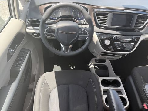 Used 2023 Chrysler Voyager LX FWD image 18