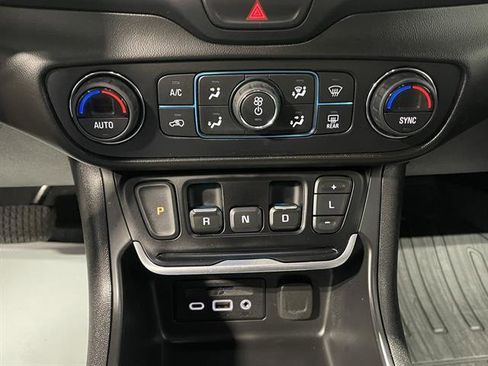 Used 2021 GMC Terrain SLT image 25