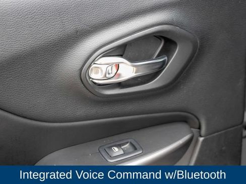 Used 2019 Jeep Cherokee Overland w/ Technology Group AWD/4WD image 16