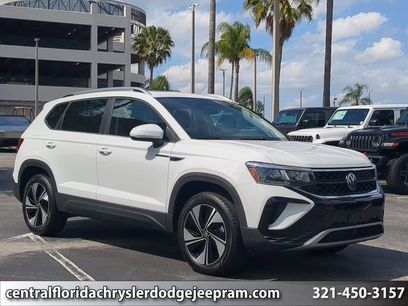 Used 2024 Volkswagen Taos SE w/ Panoramic Sunroof Package