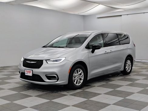 Used 2024 Chrysler Pacifica Touring-L FWD image 5