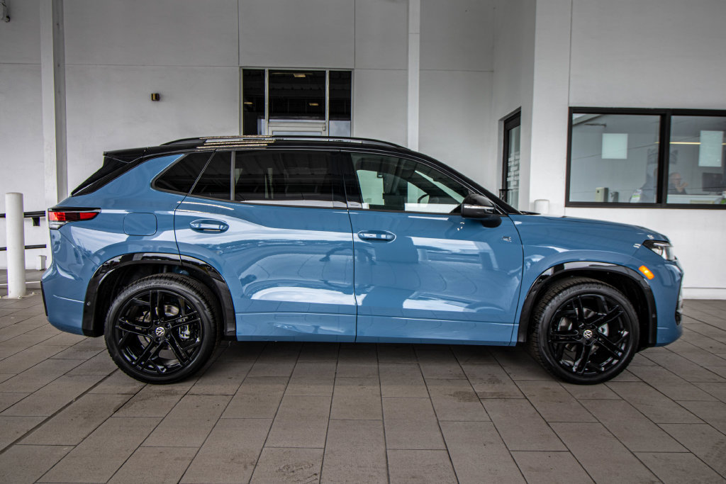 New 2026 Volkswagen Tiguan SE R-Line FWD image 3