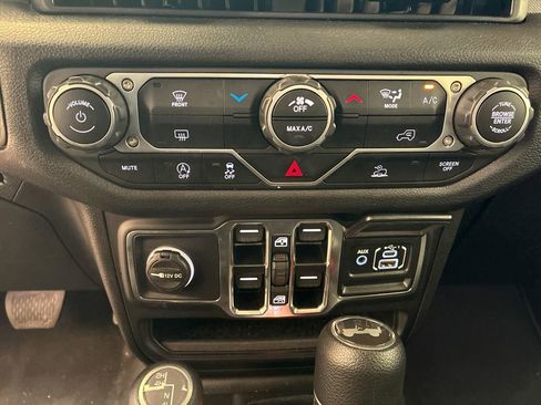 Used 2025 Jeep Wrangler Unlimited Sport AWD/4WD image 18